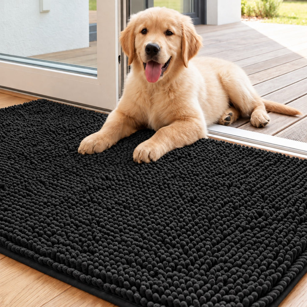 Absorberende hondenmat zwart met puppy bij de deur